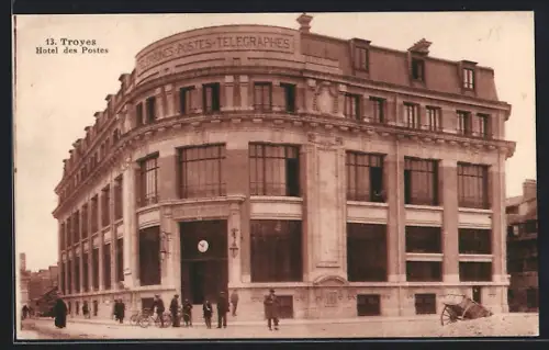 AK Troyes, Hôtel des Postes et Télégraphes avec passants et charrette