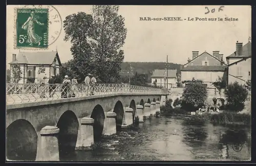 AK Bar-sur-Seine, Le Pont sur la Seine avec des passants et vue du village environnant