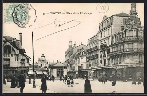 AK Troyes, Place de la République avec passants et bâtiments historiques