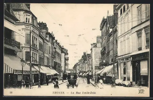 AK Troyes, La Rue Émile-Zola animée avec passants et calèches