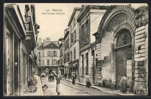 AK Troyes, Rue Général Saussier avec passants et architecture historique