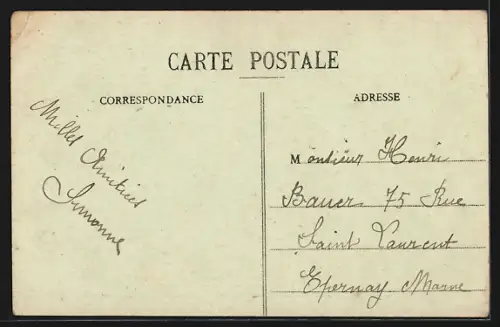 AK Troyes, Rue Général Saussier avec passants et architecture historique