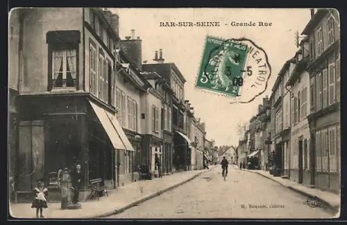 AK Bar-sur-Seine, Grande Rue animée avec piétons et bâtiments historiques