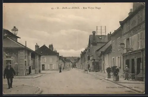 AK Bar-sur-Seine, Rue Victor Hugo avec passants et bâtiments historiques