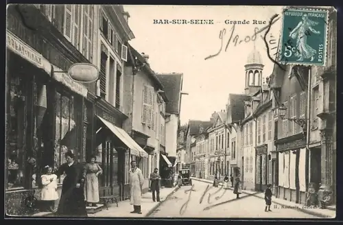 AK Bar-sur-Seine, Grande Rue animée avec passants et commerces