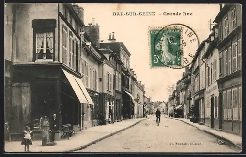 AK Bar-sur-Seine, Grande Rue animée avec passants et bâtiments historiques