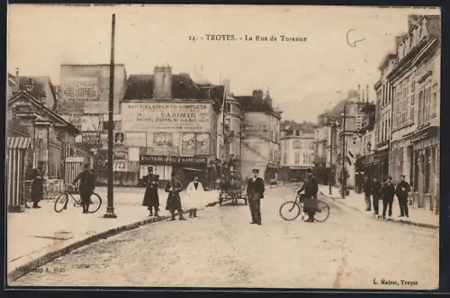 AK Troyes, La Rue de Turenne avec passants et cyclistes