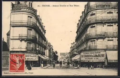 AK Troyes, Avenue Doublet et Rue Thiers avec bâtiments et passants