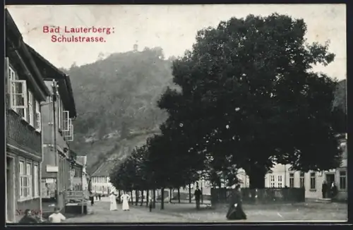 AK Bad Lauterberg, Schulstrasse mit Turm auf dem Berg