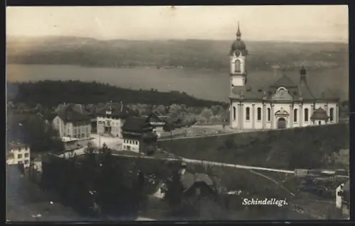 AK Schindellegi, Kirche mit Häusern und Wasserblick aus der Vogelschau
