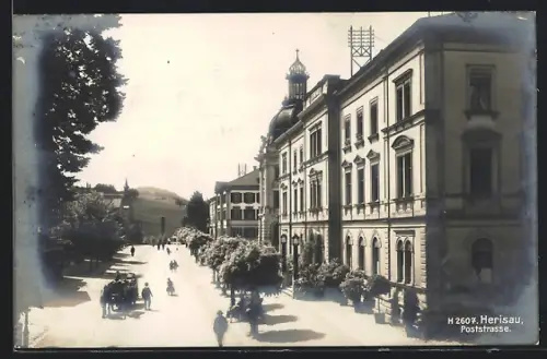AK Herisau, Poststrasse mit Passanten