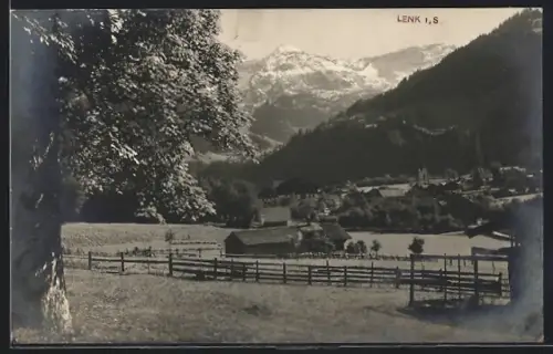 AK Lenk i. S., Ortsansicht mit Bergen von einer Wiese aus