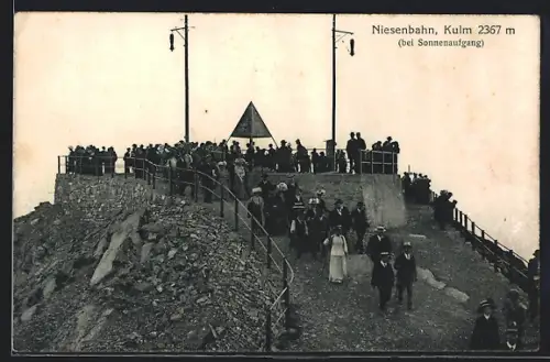 AK Niesen-Kulm, Platform mit Besuchern bei Sonnenaufgang