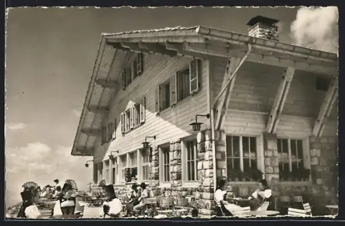 AK St. Beatenberg, Niederhorn, Berghaus Niederhorn mit Gästen in Trachten