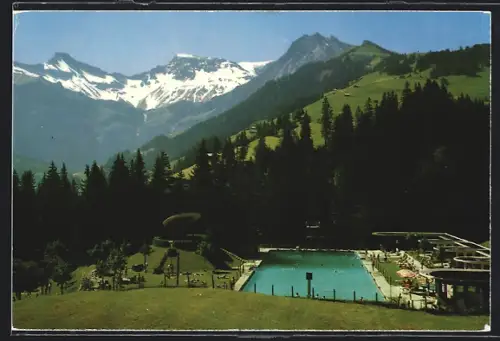 AK Adelboden, Schwimmbad mit Badegästen vor Bergpanorama