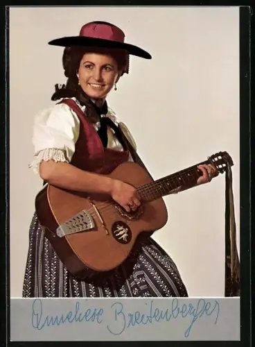 AK Musikerin Anneliese Breitenberger in Tracht mit Gitarre, Autograph