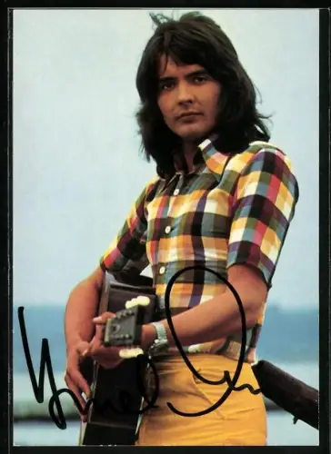 AK Musiker Bernd Clüver mit Gitarre, Autograph