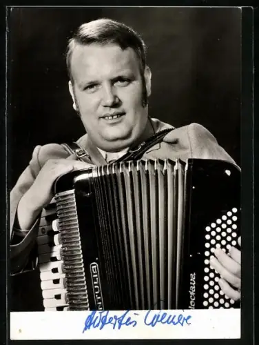 AK Musiker Hubertus Cremère mit Akkordeon, Autograph