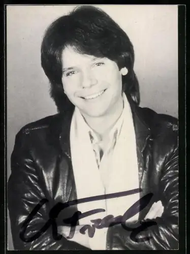 AK Musiker Christian Franke blickt lächelnd in die Kamera, Autograph