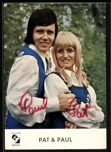 AK Musiker Pat und Paul in weissen Hemden mit blauen Westen, Autographen