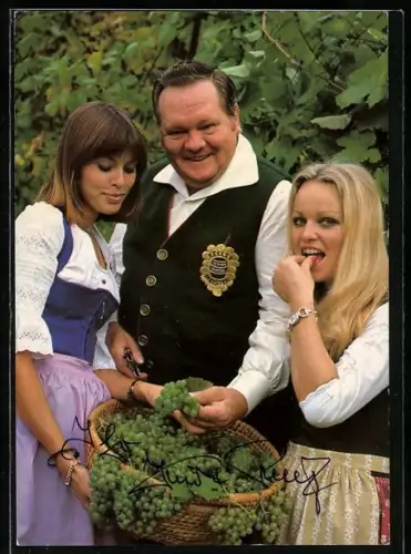 AK Musiker Kurt Rulf mit einem Korb voller Weintrauben, Autograph