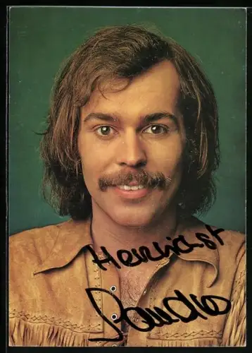 AK Musiker Sandro Barretta in die Kamera blickend, Autograph