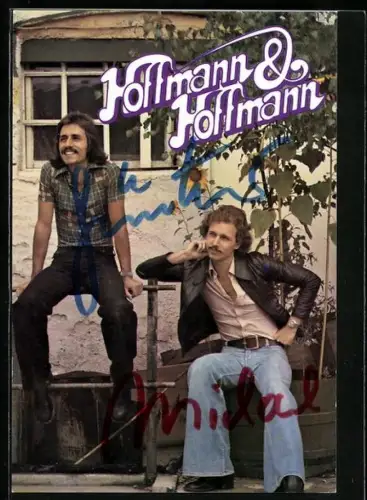 AK Musikerduo Hoffmann & Hoffmann vor einem Haus mit Sonnenblumen, Autographen