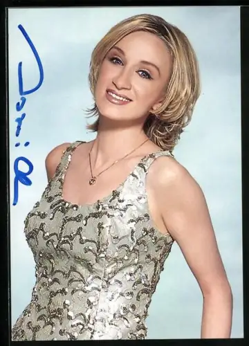 AK Musikerin Astrid Harzbecker lächelnd mit Halskette posierend, Autograph