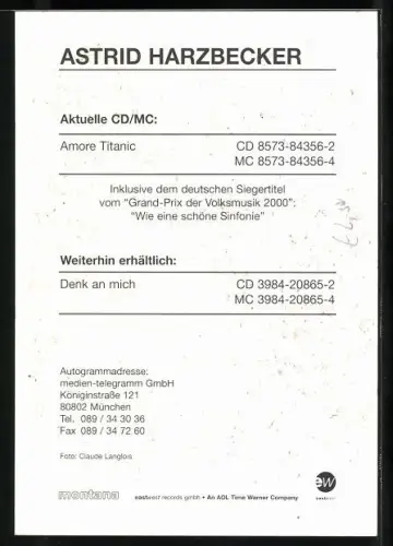 AK Musikerin Astrid Harzbecker lächelnd mit Halskette posierend, Autograph