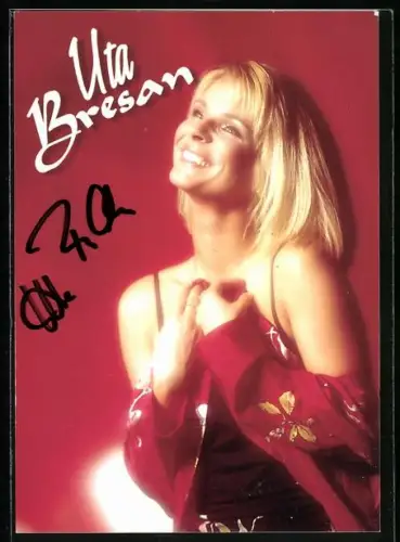 AK Musikerin Uta Bresan lächelnd im Porträt, Autograph