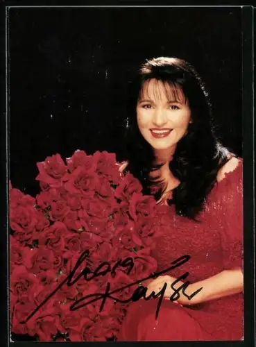 AK Musikerin Mara Kayser mit roten Rosen, Autograph