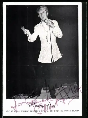 AK Musiker Ronny Hof mit Mikrofon und Blume, Autograph