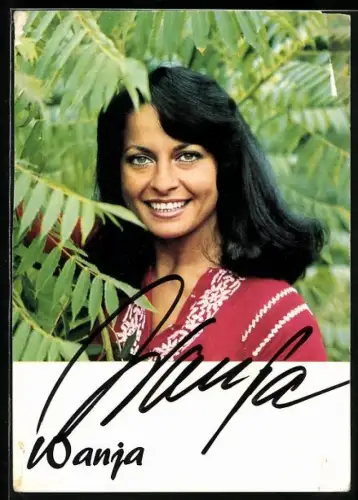AK Musikerin Wanja lächelnd im Porträt, Autograph