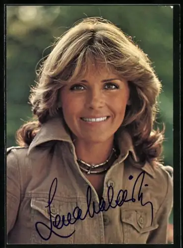 AK Musikerin Lena Valaitis lächelnd im Porträt, Autograph