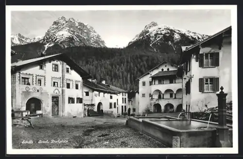 AK Schuls, Dorfplatz mit Brunnen