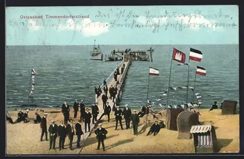 AK Timmendorferstrand, Seebrücke, Strand mit Studenten und Flaggen