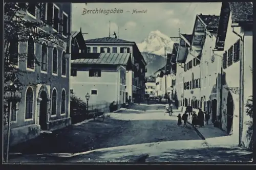 AK Berchtesgaden, Nonntal, Strassenszene mit Hotel Bellevue und Gebirgsblick
