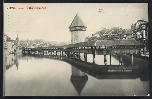 AK Luzern, Kapellbrücke mit Rigi vom Wasser aus