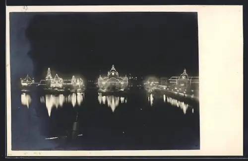 Foto-AK Luzern, Ortspanorama mit illuminierten Häusern bei Nacht