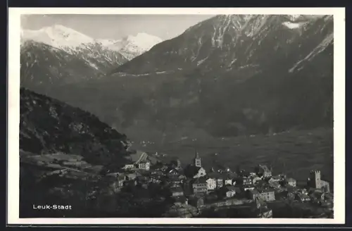 AK Leuk, Leuk-Stadt mit Bergpanorama aus der Vogelschau