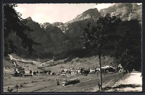 AK Leukerbad, Gesamtansicht mit Gemmi, Strasse und Bahn