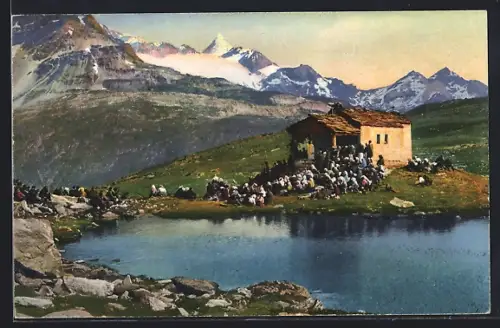 AK Schwarzsee /Zermatt, Seepartie mit Versammlung, Gebäude und Gipfelpanorama
