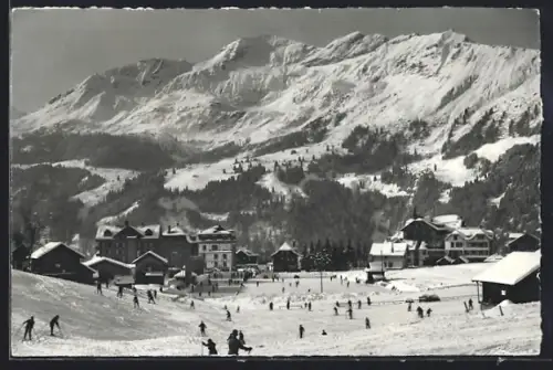 AK Wengen, Ortsansicht mit Schwarz- u. Weissbirg, Skiläufer