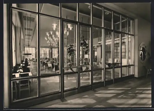 AK Nordhausen /Harz, HO-Gaststätte Stadt-Terrasse, Blick in den Gastraum