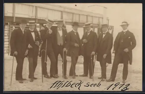 Foto-AK Ahlbeck / Ostseebad, Elegante Herrengruppe am Strand, 1913