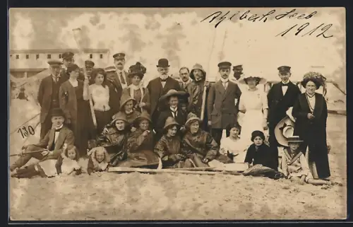 Foto-AK Ahlbeck / Ostseebad, Urlaubergruppe am Strand, 1912