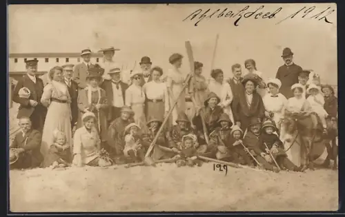 Foto-AK Ahlbeck / Ostseebad, Urlauber mit Kindern u. Esel am Strand, 1912