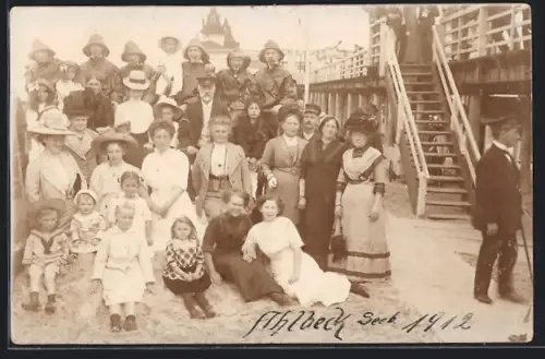 Foto-AK Ahlbeck / Ostseebad, Gruppenfoto an der Seebrücke, 1912