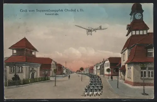 AK Ohrdruf i. Th., Truppenübungsplatz, Kaiserstrasse mit Soldaten und Flugzeug