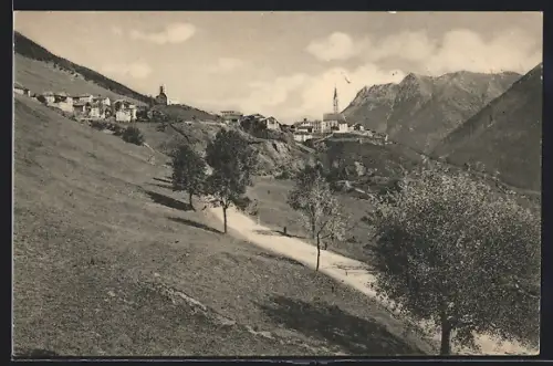 AK Sent /Engadin, Landstrassenpartie mit Blick zum Ort